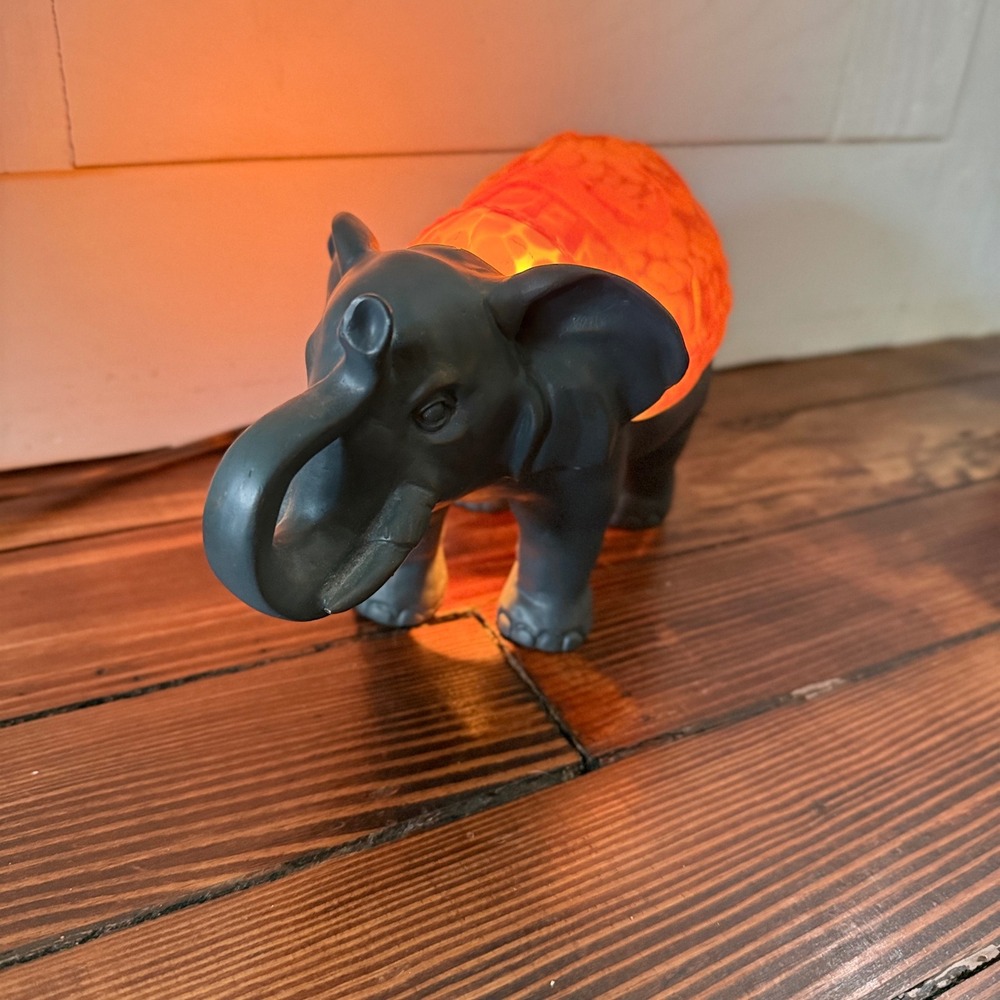 VTG Elephant Accent Lamp Grey Amber Slag Glass Trunk Up Cheyenne Night Light - Picture 2 of 12